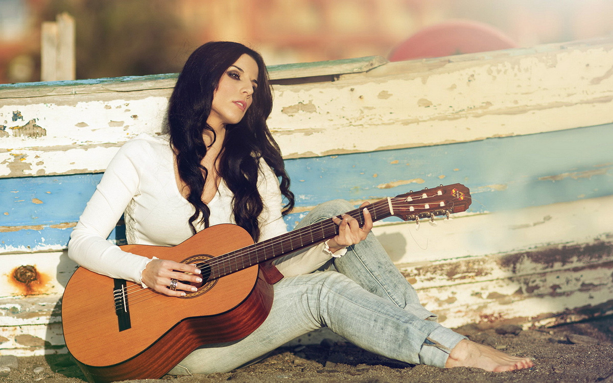music_tene-woman-guitar-feeling_333K1